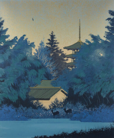 千住博【大和朝光】静謐な筆致によって奈良の風景が描かれています。澄んだ朝の光に浮かび上がる森、木々の間に見えるのは奈良県斑鳩町にある法輪寺の三重塔（現存は1975年に再建されたもの）、手前に描かれている2頭の鹿のシルエットに目を引かれます。古来から神の化身であり森の守り神とされた老鹿の死に立ち会うという稀有な体験をし、それから対象の表層ではなく本質を描きだすことの重要性に気づいた作家は、何百枚もの鹿を描き続けました。自然の静寂がひしひしと感じられる大変美しい作品です。